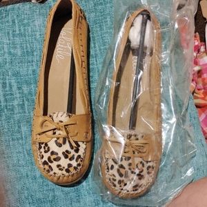 Volatile moccasins with leopard print